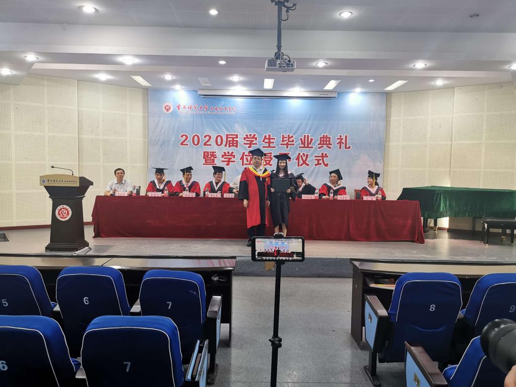 在此輸入描畢業(yè)授位現(xiàn)場采用“云直播”的形式向全院直播述